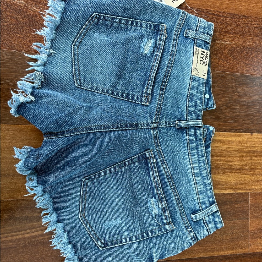Frayed Hem Denim Shorts - Picture 2 of 5